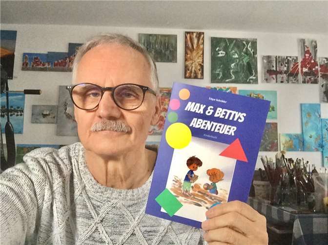 Edgar Schröder hält sein Buch „Max & Bettys Abenteuer“ in der Hand Foto: Privat