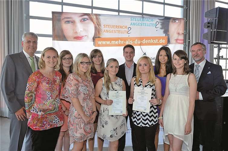 Edgar Wilk, Präsident der Steuerberaterkammer Rheinland-Pfalz (r.) und SBK-Vorstandsmitglied Peter Hoffarth (l.) gratulieren den frischgebackenen Steuerfachangestellten der Berufsbildenden Schule Neuwied. SBK