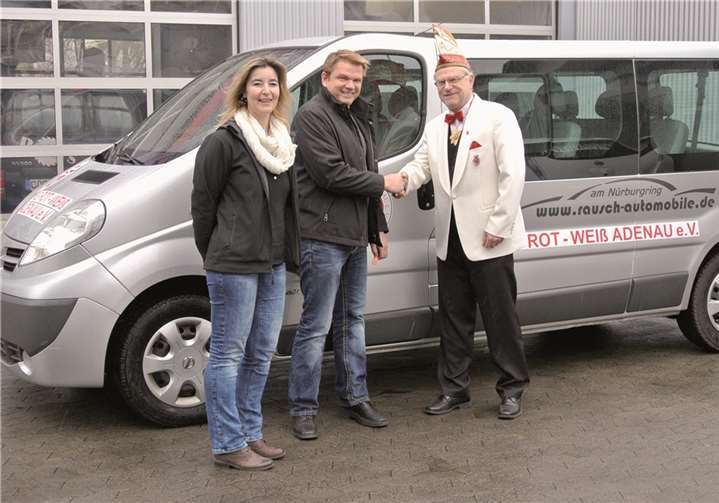 Edgar und Judith Rausch übergaben die Fahrzeugschlüssel stellvertretend für die anderen Abteilungen an den Obmann des Elferrates Henry Stenz. privat