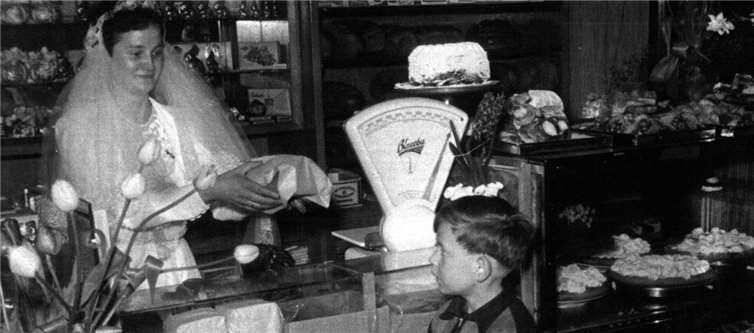 Edith Dreiling bedient im Hochzeitskleid, eine Aufnahme aus der Mitte der 50er Jahre. -AB-