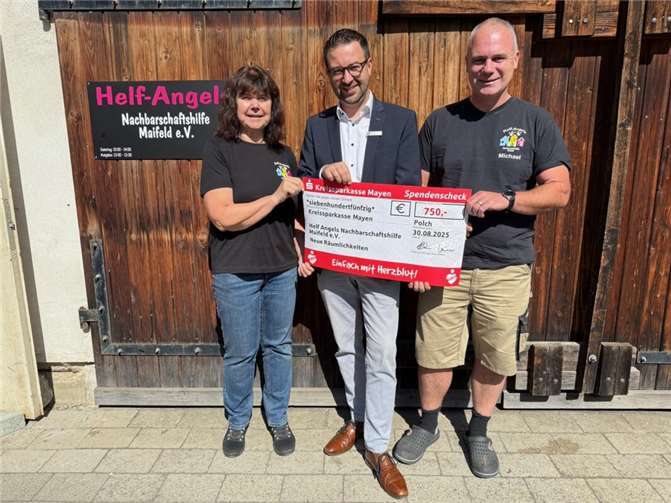 „Helf Angels“ dankten ihren Unterstützern Edith Fuchs und Michael Flohr von den „Helf Angels“ mit Martin Steinsiek von der KSK Mayen, Filialleiter Polch (von links).
