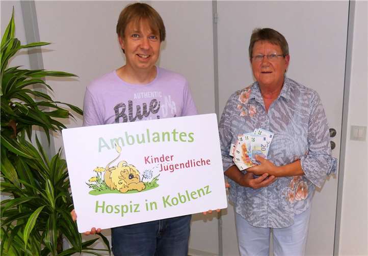 Edith Groll aus Lahnstein spendete 145 Euro an Dirk Griesel vom ambulanten Kinder- und Jugendhospiz.Foto: privat