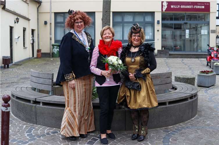 Edith Kenn wurde zur neuen Ehrenmöhn der Heisterer Möhnen ernannt. Aus den Händen von Obermöhn Karin Kirschbaum erhielt sie die Urkunde inklusive Blumengebinde. Quelle: Heisterer Möhnen
