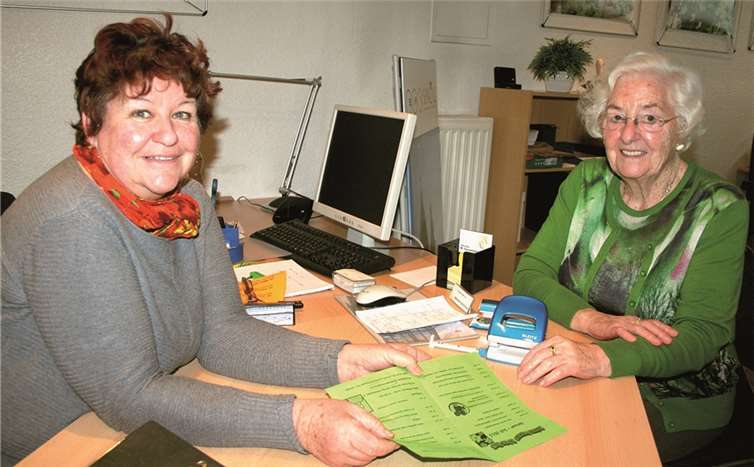 Edith Rick (rechts) freut sich über die Unterstützung durch Marianne Hochscheid von der Senioreninformation Sinzig. HG
