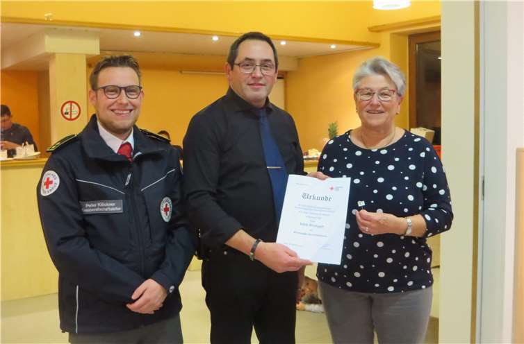 Edith Weingart, Ehrenkreisbereitschaftsleiterdes DRK-KV Mayen-Koblenz wurde mit der Ehrnadeldes DRK-Ortsvereins Rhens ausgezeichnet. VorsitzenderSchultes und Kreisbereitschaftsleiter Klöckner gratulierten.Foto: Thomas Bergmann, DRK Rhens