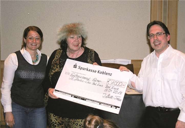 Editha Pröbstle (mitte) überreichte den Scheck an Chorleiter Lutz Brenner.Privat