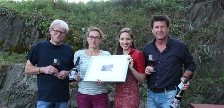 Edle Tropfen und Kunst bei der jüngsten Präsentation der „Edition Saffenburg (v. l.): Künstler Rainer Hess, Auktions-Gewinnerin und Kellermeisterin Astrid Rickert, Ahrweinkönigin Theresa Ulrich, Fördervereins-Geschäftsführer Wolfgang Josten. DU