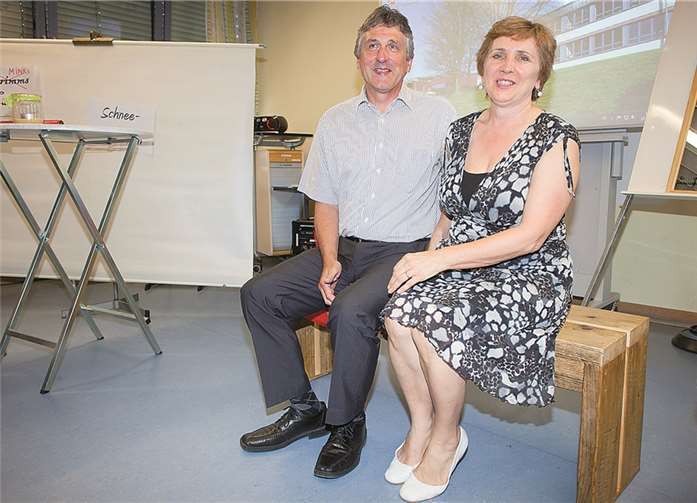 Edmund Mink mit seiner Frau beim Probesitzen auf dem Abschiedsgeschenk.