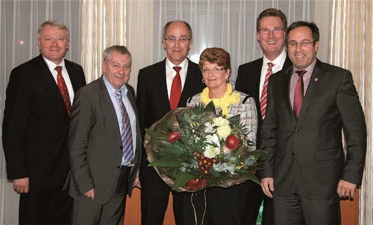 Edmund Schermann, Vorstand, Landrat Manfred Schnur, stellv. Vorsitzender des Verwaltungsrates, Lothar und Gerlinde Künzer, Gunther Wölfges, Vorstandsvorsitzender und Landrat Gregor Eibes.privat
