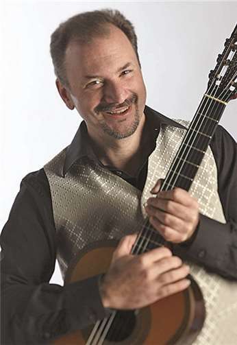 Edoardo Catemario an der Gitarre.  Privat