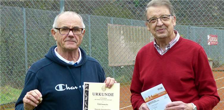 Eduard Brust (rechts), Ehrenvorsitzender des FSV und Sportabzeichenprüfer, überreicht Willi Immecke Urkunden und die Anstecknadel des Goldenen Sportabzeichens mit der Zahl 30. Gerd Stoffel