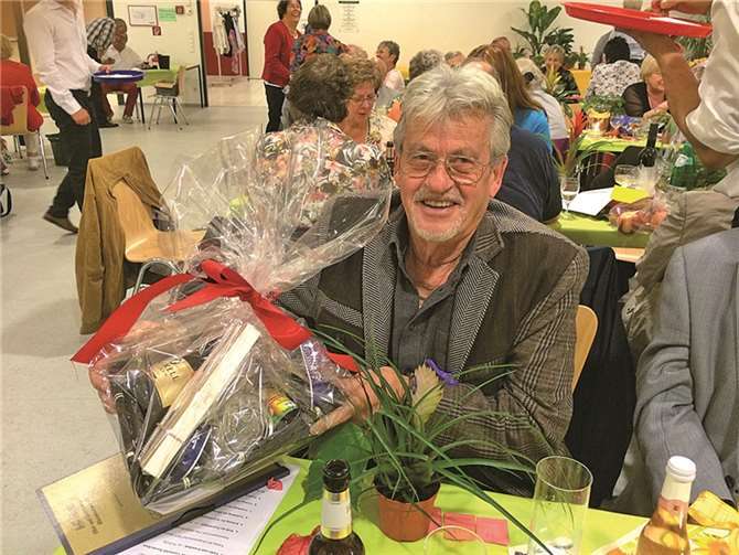 Eduard Richarz, der vom Verein einen Präsentkorb und eine Ehrenurkunde für seine 60jährige Mitgliedschaft erhielt.