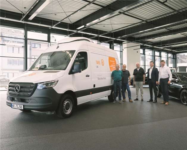 Eduard Sprenger, Gerd Brosowski und Heinz-Dieter Korf von der Tafel Linz haben den neuen Mercedes-Benz Sprinter von Teamleiter Michael Schreiber und Verkaufsberater Konstantin Knebel (KBM) übergeben bekommen (v. l. n. r.). Foto: privat