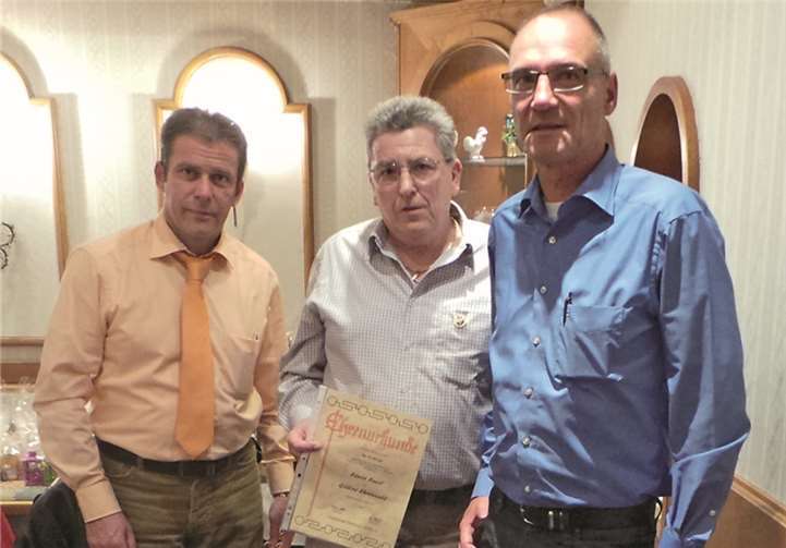 „Edwin Brust (Mitte) mit der Ehrenurkunde“.privat