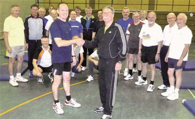 Edwin Kalisch (links) wurde mit den besten Wünschen des scheidenden Gruppenleiters Winfried Kern in seinem neuen Amt begrüßt.privat