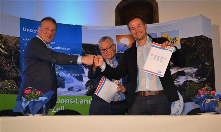 Edwin Kesseler, Landrat Manfred Schnur und Manuel Klingler bei der Unterzeichnung.