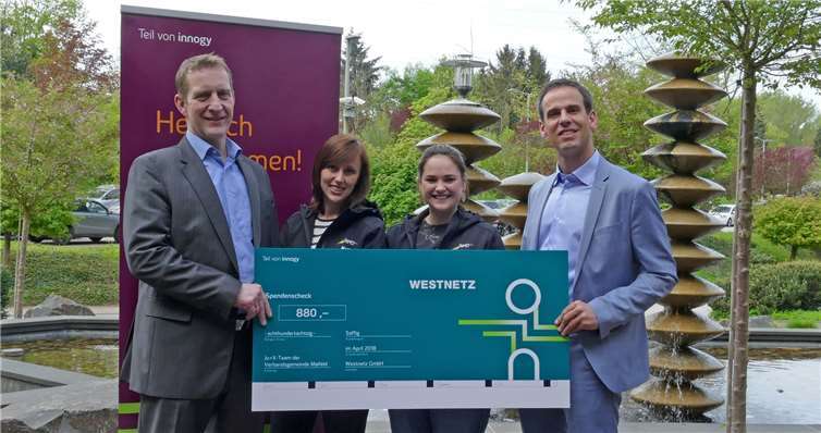 Edwin Schick, Leiter des Regionalzentrums Rauschermühle (re.), überreichte den symbolischen Scheck an Bürgermeister Maximilian Mumm sowie die Jugendkoordinatorinnen Katharina Machno und Nadine Neckenich (v.li.). Privat