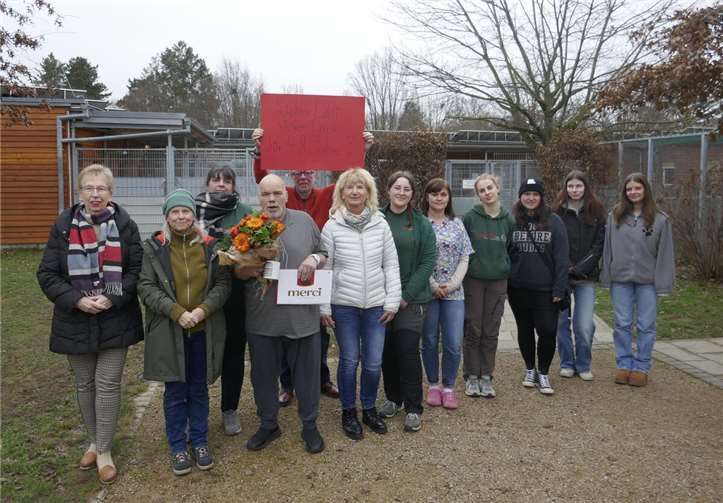 Edwin Schmitt, bekannt in ganz Andernach als „Mister Tierheim“, wurde an seiner Wirkungsstätte nach 48 Dienstjahren vom Vorstand des Tierschutzvereins und vom Team verabschiedet. Foto: privat