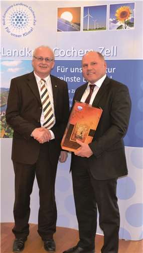 Edwin Staudt bedankt sich bei Karl-Heinz Simon für dessen zweijährige Mitwirkung im Vorstand der Energieagentur „unser-klima-cochem-zell e. V.“