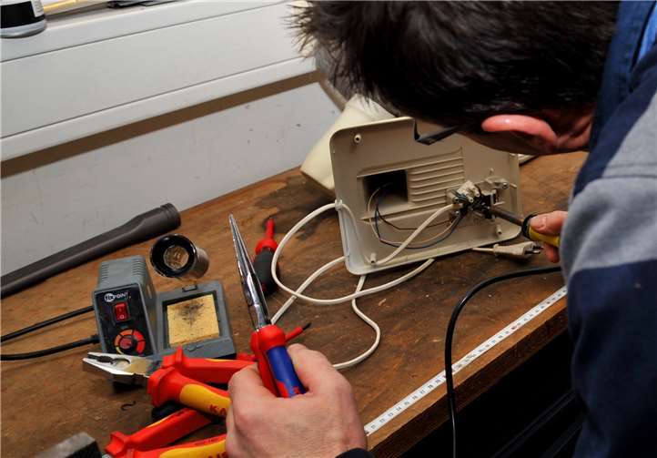 Egal ob Mixer, Föhn oder Lampe- im Café wird an allem herumgetüftelt. Foto: privat