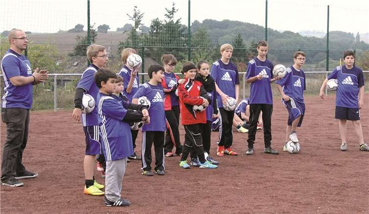 Egal ob mit dem Ball in der Hand oder am Fuß, die 30 Kinder und Jugendlichen waren beim Training stets aufmerksam bei der Sache. privat