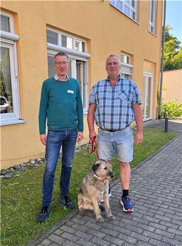 Egmond Eich bereichert mit Hund Strupp den Alltag der Bewohner der Seniorenresidenz.  Foto: privat