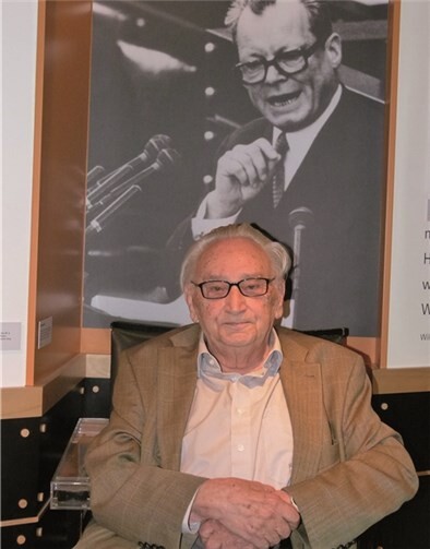 Egon Bahr auf dem Bundestagssitz von Willy Brandt.privat