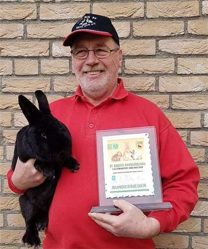 Egon Göbel mit seinem Bundessieger der Rasse Alaska.