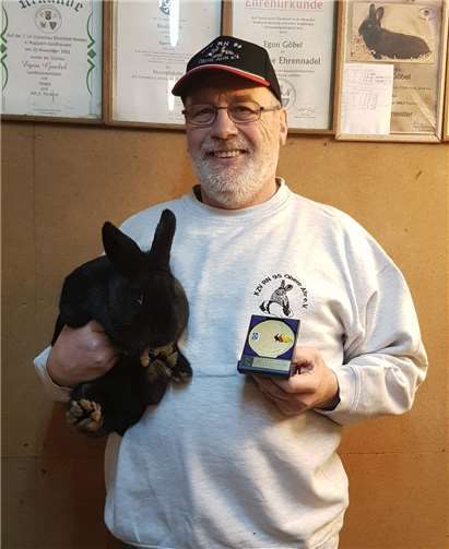 Egon Göbel mit seinen Alaska Kaninchen und dem Preis für den besten Rammler der Landesschau.privat