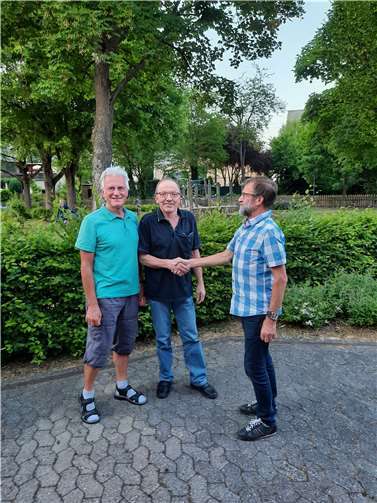 Egon Klein dankt Hans Hilger und Alfred Reuter (v. r.). Foto: RSC „Wildpferde“ Weibern