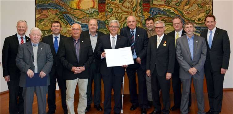 Ein echter Friedrichssegener Egon Korn (2.v.l.) erhielt die Ehrennadel des Landes Rheinland-Pfalz für sein Engagement zur Betreuung des Bergbaumuseums Grube Friedrichssegen. U. Gilberg-Rindsfüßer