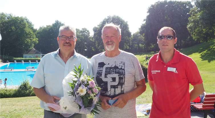 Egon Meid (Mitte) freut sich als 20.000 Badegast in dieser Saison gemeinsam mit Stadtbürgermeister Hans-Peter Ammel (li.) und Schwimmmeister Martin Hilger (re.) über die Auszeichnung. VG Mendig