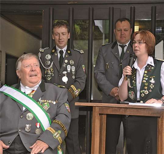 Egon Plönissen erhält das Protektorabzeichen in Silber vom Deutschen Schützenbund.