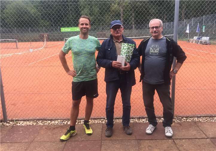 Egon Theisen (Mitte) dankte die Vereinsspitze für seinen langjährigen Einsatz im Vorstand.