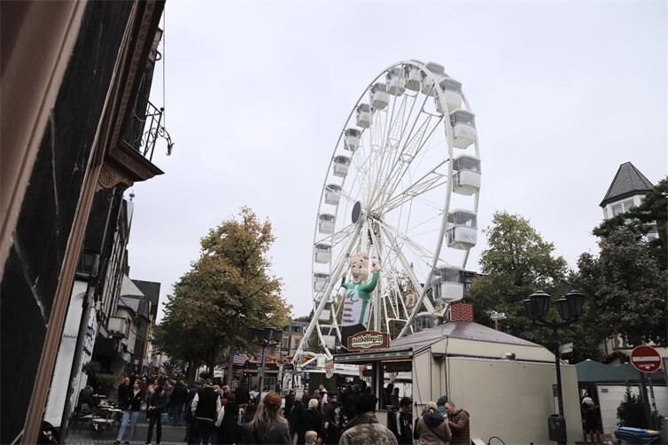Ehe auf dem Marktplatz auch dieses Jahr wieder das Riesenrad aufgebaut werden kann, gibt es viel zu planen. Foto: Archiv
