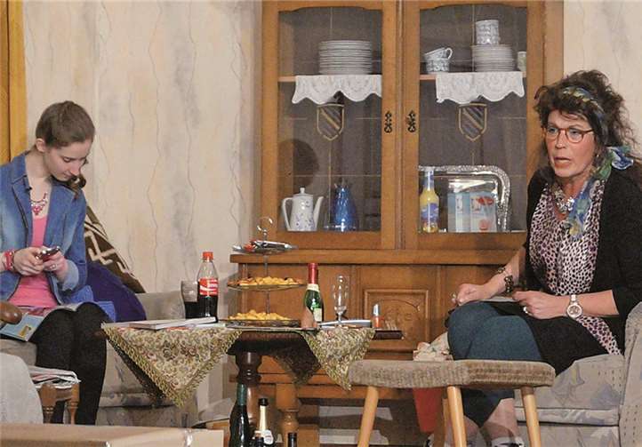 Ehefrau Elisabeth schaut nur Glotze, während Tochter Tina ausschließlich mit dem Handy telefoniert.