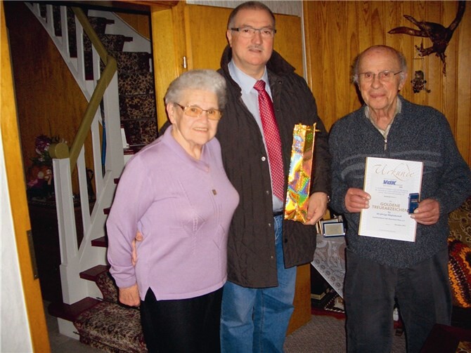 Ehefrau Maria Buhr, VdK Ortsverbandsvorsitzender Wolfgang Bayer und Herr Reinhold Buhr
