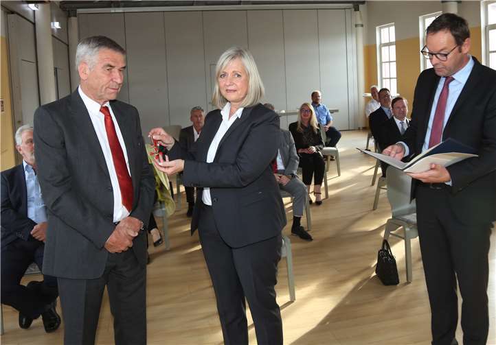 Ehefrau Ursula steckt Ulrich Klaus den Verdienstorden an. Fotos: TVR