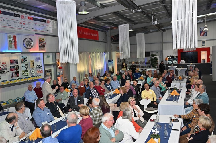 Ehemalige Mitarbeitende der VR Bank RheinAhrEifel eG beim Ehemaligentreffen in der Halle 129 in Mayen. Foto: Peter Seydel