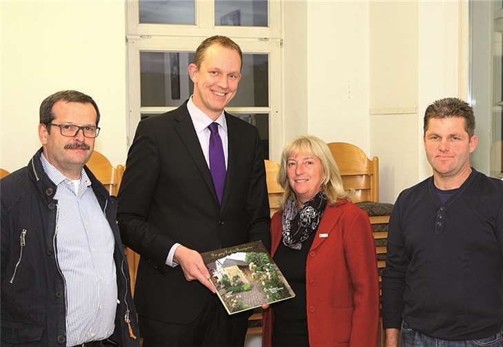 Ehemalige Ortsbeiratsmitglieder (v.l.): Dieter Michalewski-Legran, Ortsvorsteher Michael Kappl, Elvira Schepers-Israel und Alfred Krahe.