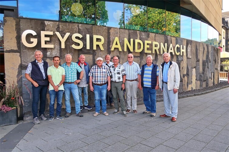 Ehemalige Polizeichefs vor dem Geysir-Museum in Andernach