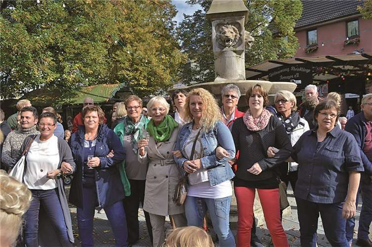 Ehemalige Remagener Weinköniginnen mit Goldkönigin Gitti Ockenfels (Mitte, mit grünem Schal) und Silberkönigin Barbara Leicher-Drosihn (rechts dahinter).