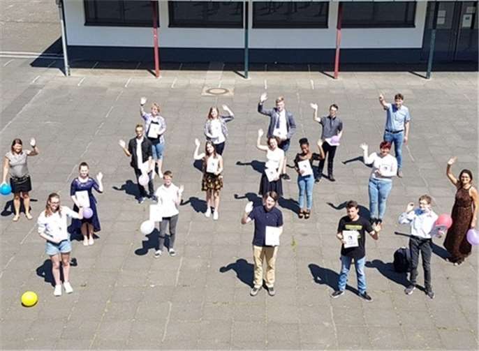 Ehemalige Schülerinnen und Schüler der Landesschule für Gehörlose und Schwerhörige absolvieren an der Heinrich-Heine-Realschule plus die Sekundarstufe I mit Erfolg. Foto: privat