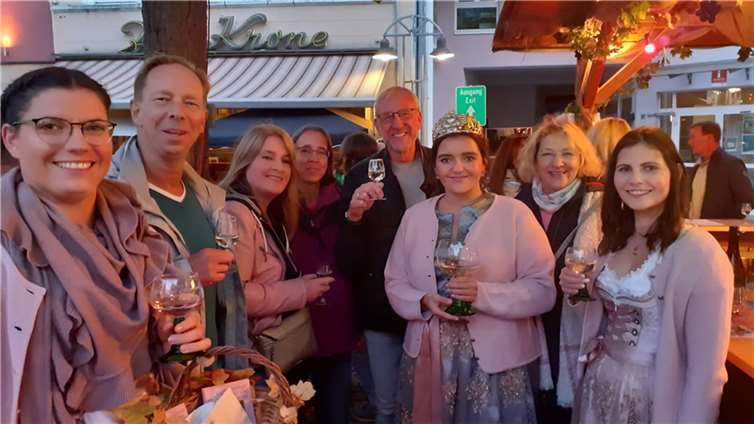 Ehemalige Weinkönigin Karolina I (3. v.r.), CDU-Stadtverbandsvorsitzende Herta Lauer (3.v.l.) mit den beiden ehemaligen Weinprinzessinnen Viktoria und Antonia sowie Vorstandsmitgliedern.  Foto: CDU-Stadtverband Remagen