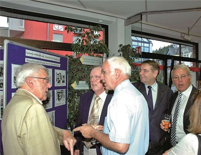 Ehemaliger Bürgermeister Hermann-Josef Romes ließ sich von den älteren Bürgern berichten.