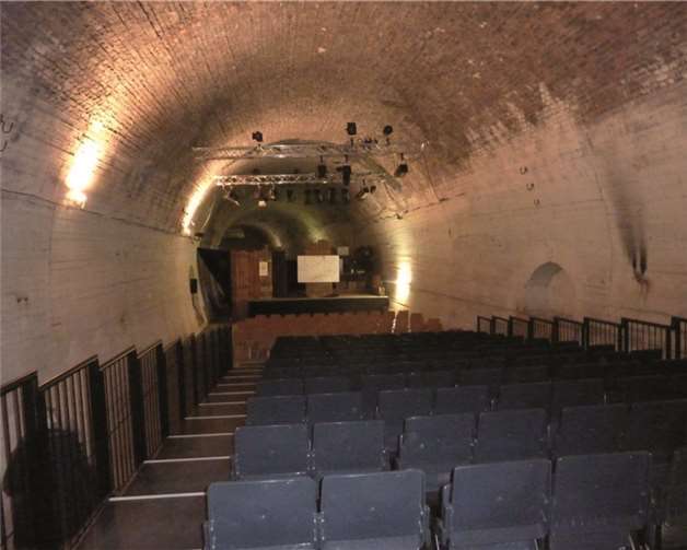 Ehemaliger Eisenbahntunnel (Theaterraum)