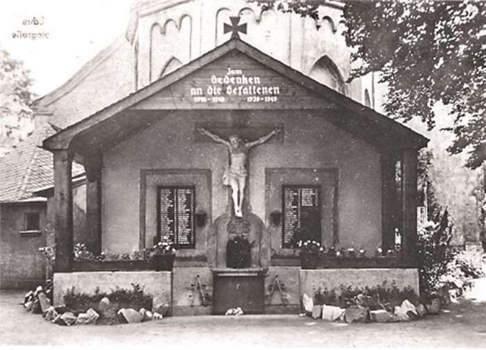 Ehemaliges Kriegerdenkmal auf dem Erpeler Kirchplatz.