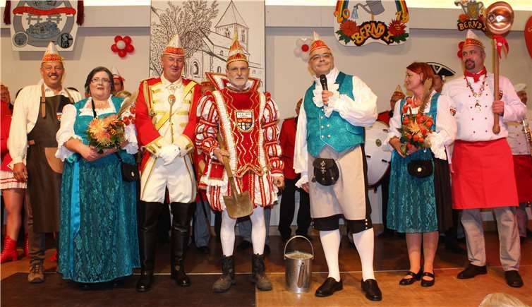 Ehemann Holger wies ihn auf die für eine Proklamation unpassenden Treter hin . Fotos: DL