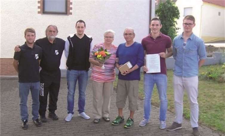 Ehepaar Dirk sowie Vertreter der Mannschaft und des Vorstandes.privat