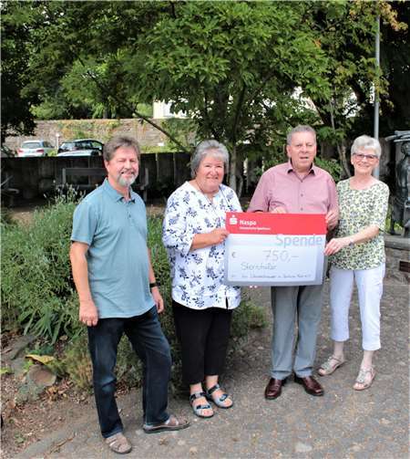 Ehepaar Dornbusch überreicht den symbolischen Spendenscheck an Ulrike und Wolfgang Baum von „Sterntaler für Waisenhäuser in Burkina Faso“.  Foto: Mira Bind / Stadtverwaltung Lahnstein